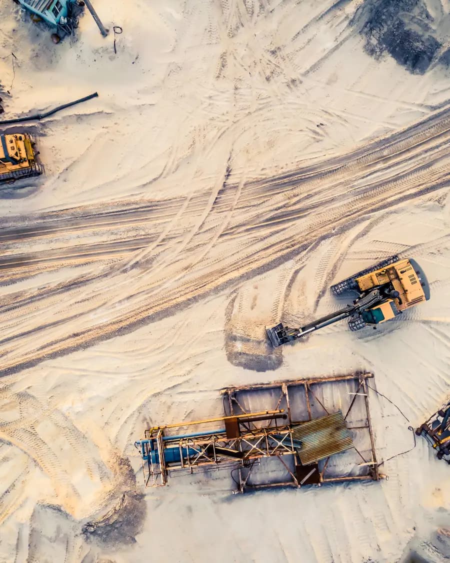 Vista aérea de excavadoras y planta de procesamiento en una mina de arena a cielo abierto